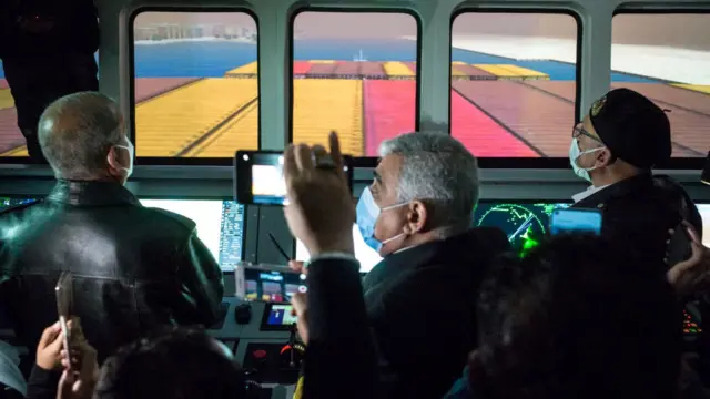 خلال مؤتمر صحافي حول جهود تحرير السفينة