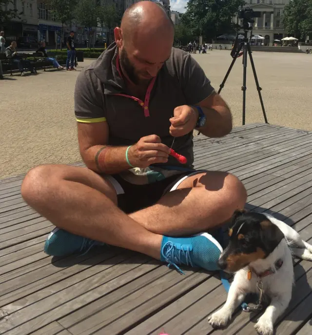 Друзі Лії прийшли разом з нею шити ляльки