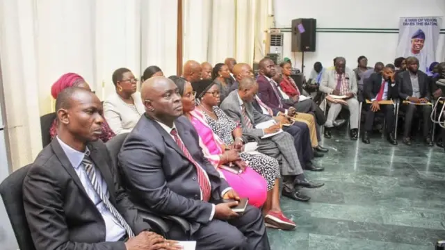 Awọn ọmọ igbimọ kolẹkodọti n ba gomina Makinde se ipalẹmọ