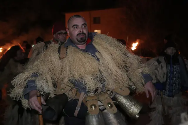 Nakon što se vatre upale započinje ples kostimiranih survakara uz zaglušujući zvuk stotina zvona. Maske zastrašujućeg izgleda, zvonjava i obredno igranje oko vatre ima za cilj rasterivanje zla u nastupajućoj godini.