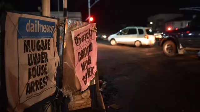 मुगाबे की नज़रबंदी की ख़बर देते अखबारों की तस्वीर