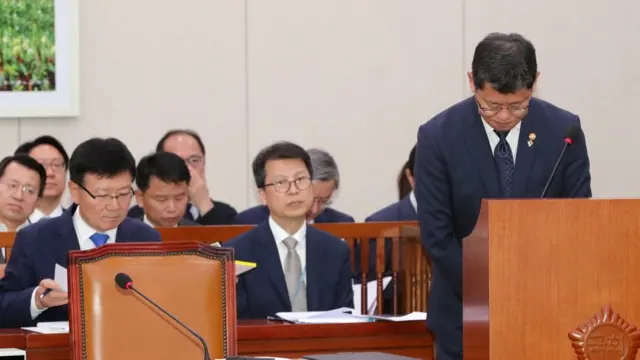 (캡션) 김연철 통일부 장관이 25일 서울 여의도 국회 외교통일위원회 전체회의에서 업무보고 후 고개숙여 인사하고 있다