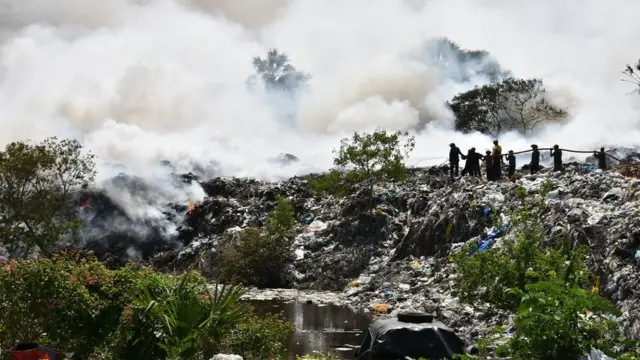 மட்டக்களப்பு வீதிகளில் குவியும் குப்பைகள்