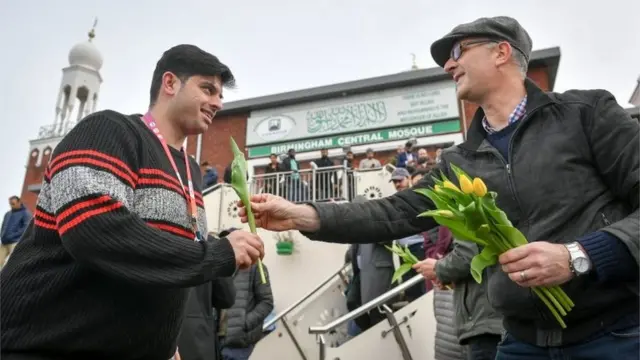 नमाज़ पढ़कर निकल रहे लोग