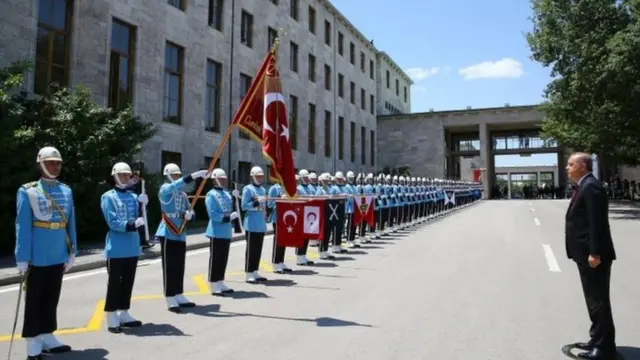 أردوغان يتفقد تشكيلة من الحرس عند وصوله إلى مقر البرلمان الذي عقد جلسة خاصة
