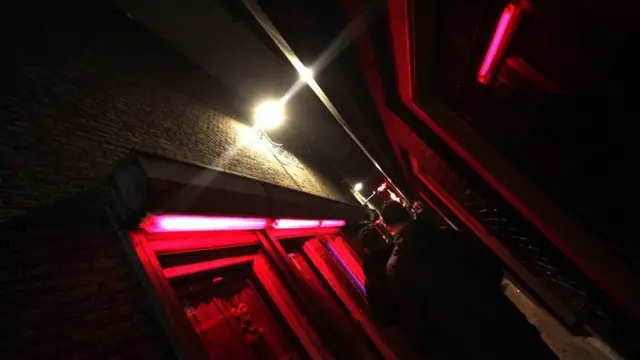 ممر بإضاءة خافتة