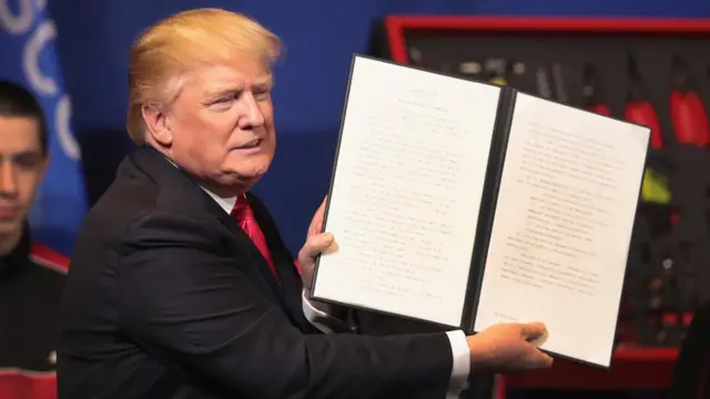 Donald Trump firma la orden ejecutiva