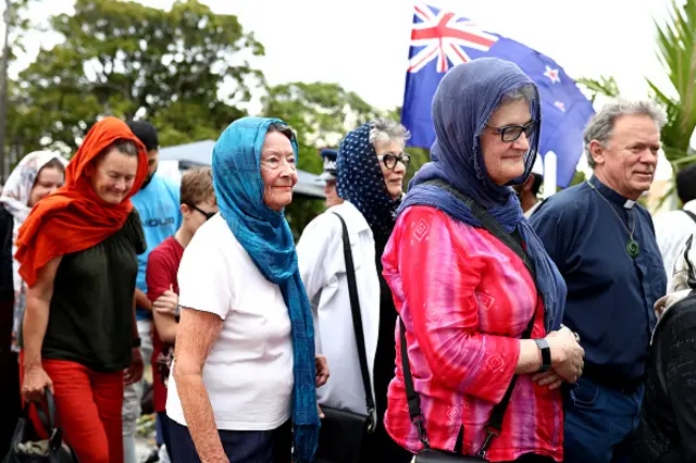 مردم با ادیان مختلف برای ادای احترام به مسجد پونسوبی در اوکلند آمده‌اند