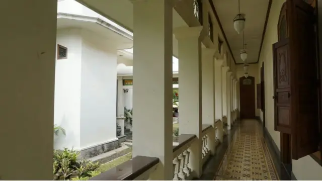 Rumah besar dengan khalaman luas itu dtaksir brnilai setidaknya Rp49 miliar.