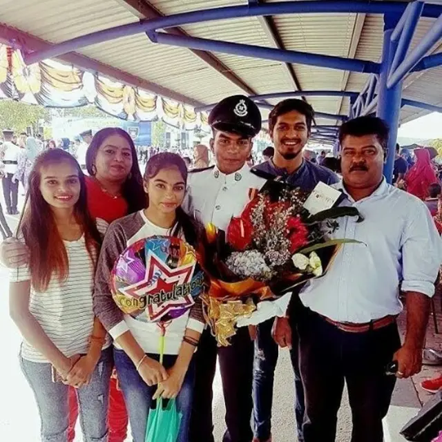 "முகேனின் இளம் பருவம் அவ்வளவு மகிழ்ச்சிகரமானதாக இருந்தது என்று சொல்வதற்கில்லை. குடும்பம் சற்று ஏழ்மையான நிலையில் இருந்தது."