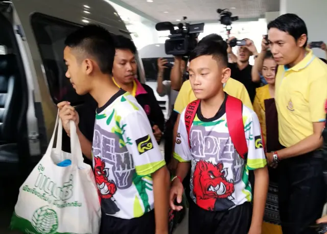 Meninos resgatados deixaram o hospital e deram entrevista coletiva