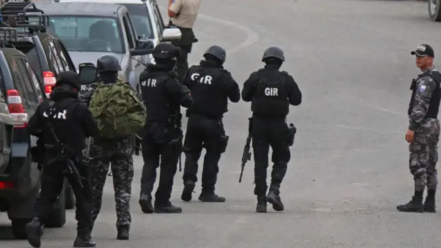 Policías y militares en el penal de El Turi.