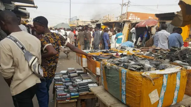 Sayar da waya da gyaranta sun zama babbar sana'a ga dubban mutane musamman matasa