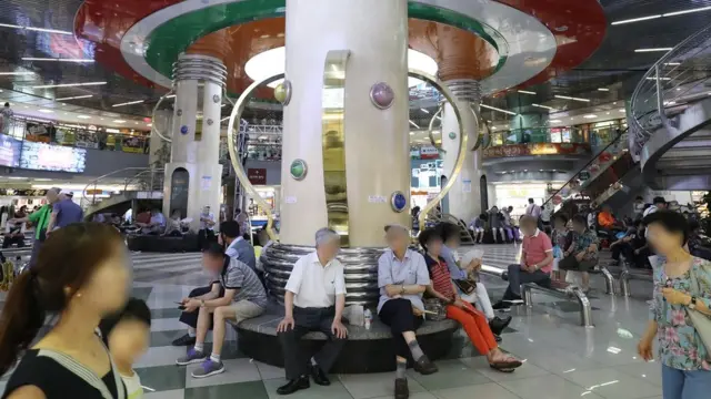 2019년 무더위 속 지하상가에서 더위 피하고 있는 사람들