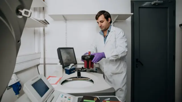 Juan Pablo Tosar con el rotor que olvidó enfriar