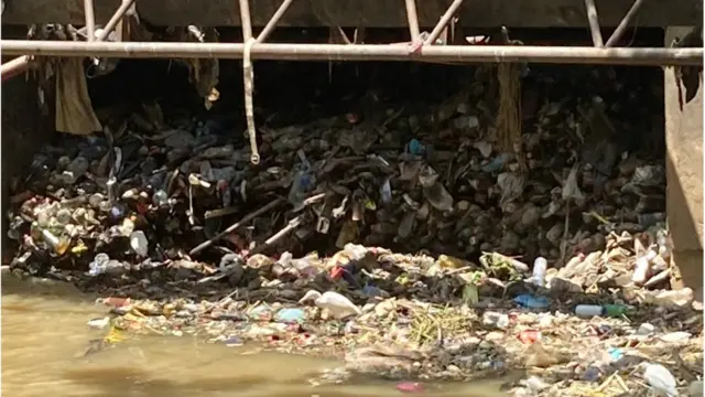 Des déchets plastiques dans un caniveau à Kinshasa