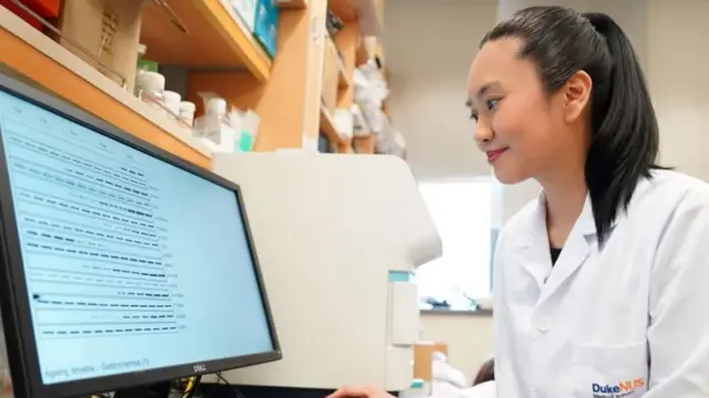 žena za kompjuterom