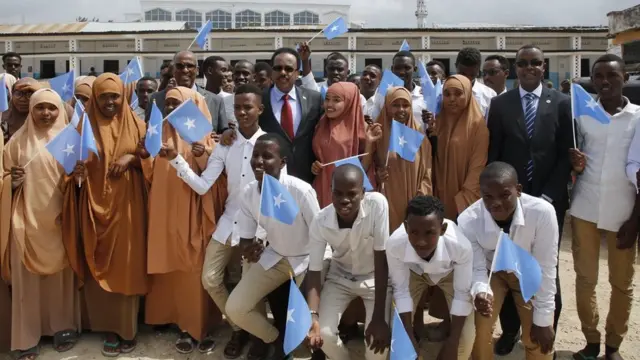 Madaxweyne Farmaajo, Wasiir Goodax iyo Gudoomiye Filish oo dhex taagan ardey