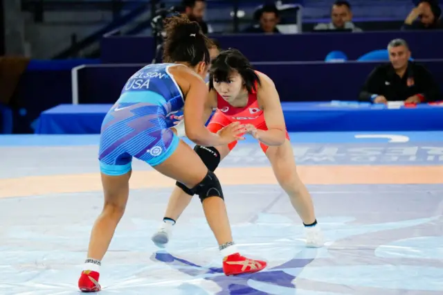 در میان کشتی‌گیران زن، تیم‌های ژاپن و آمریکا از جمله تیم‌های قدرتمند محسوب می‌شوند