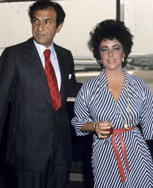 بهار ۱۳۵۵، فرودگاه جان اف کندی با الیزابت تیلور، هنرپیشه آمریکایی در مراسم افتتاح پرواز ۷۴۷ ایران‌ایر