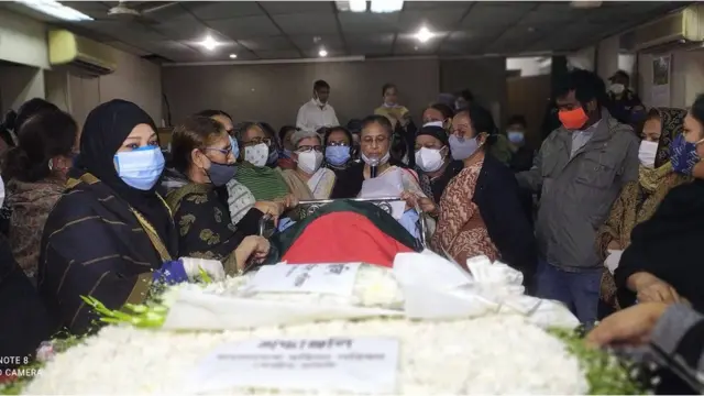 আয়েশা খানমের মরদেহ বাংলাদেশ মহিলা পরিষদের কেন্দ্রীয় কার্যালয়ে শ্রদ্ধা নিবেদনের জন্য কিছু সময় রাখা হয়।