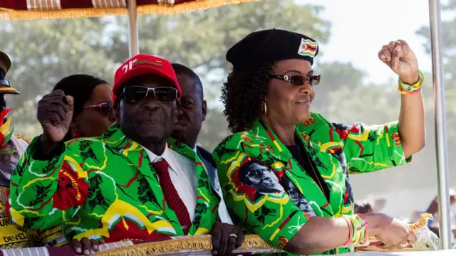 Robert Mugabe junto a su esposa Grace