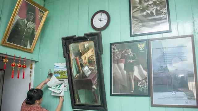 Pewaris rumah bersejarah, Liauw Chin Lan, membersihkan rumah yang pernah disinggahi Proklamator RI Soekarno-Hatta di Rengasdengklok, Karawang, Jawa Barat, Senin (1/10). Rumah bersejarah peninggalan keluarga Djiauw Kie Siong tersebut pernah digunakan sebagai tempat persinggahan Soekarno dan M Hatta menjelang Proklamasi Kemerdekaan Indonesia pada 16 Agustus 1945.