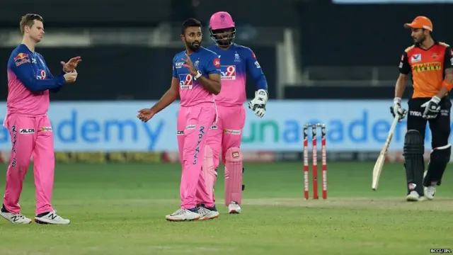 कप्तान स्टीव स्मिथ बाएं ओर