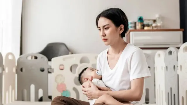 자는 아이를 안고 있는 여성