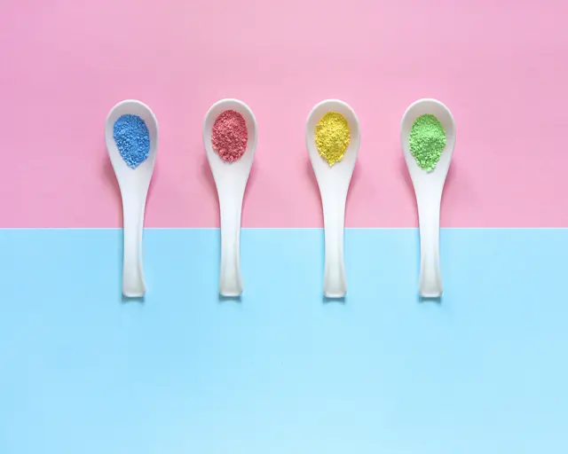 Зображення подрібненої пастелі у пластикових ложках