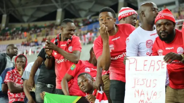 Baadhi ya mashabiki walikuwa na mabango yaliyoandikwa kwa lugha ya Kihispania.