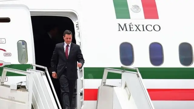 Enrique Peña Nieto desce da aeronave