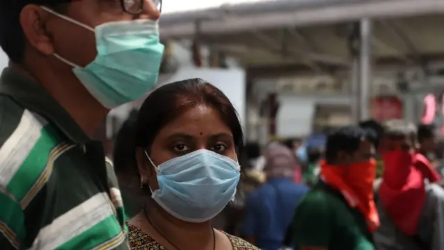 সংক্রমিত হবার ভয়ে ভারতে বাড়ির বাইরে বহু লোকই এখন মাস্ক পরছেন।