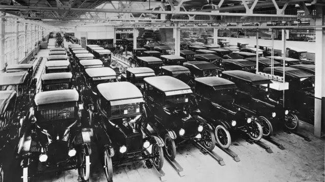 Fábrica de automóviles a comienzos del siglo XX.