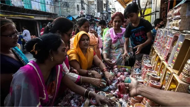 બંગડીઓ ભારતીય પરંપરામાં નોંધપાત્ર સ્થાન ધરાવે છે, તે પરિણીત મહિલાઓ અને નવવધુઓ માટે સમૃદ્ધિ અને સારા નસીબનું પ્રતીક છે.