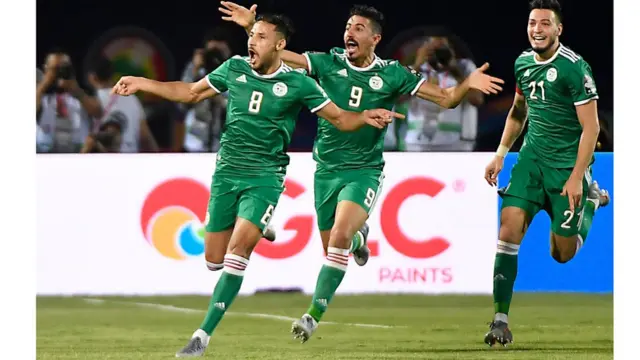 L'attaquant algérien Youcef Belaïli (à gauche) célèbre son but avec ses coéquipiers.