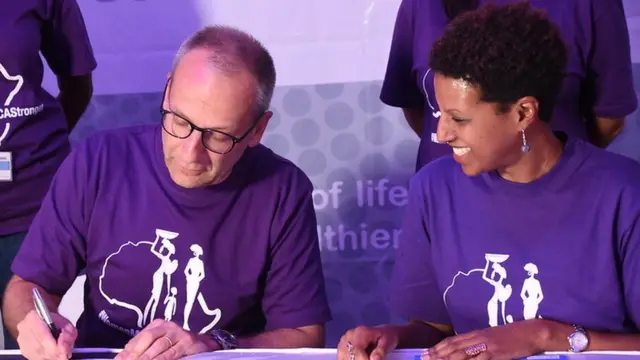 'ኔስትሌ' ዝተብሃለ ትካል ኣብ ኬኒያ ደቂ ኣንስትዮ ንምብቃዕ ዝሕግዝ ፕሮግራም እናተፈረመ