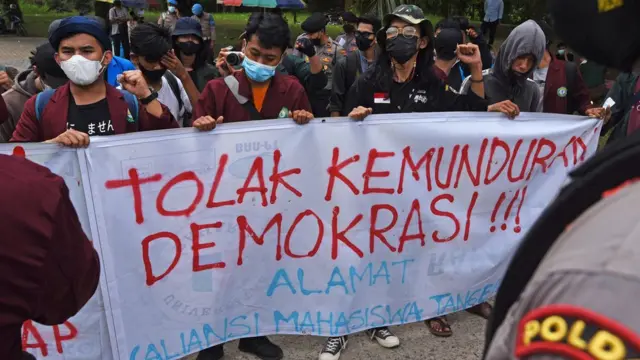 Mahasiswa berunjuk rasa di Markas Polda Banten