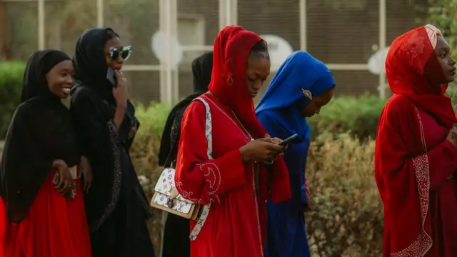 Wasu mata sanye da abaya