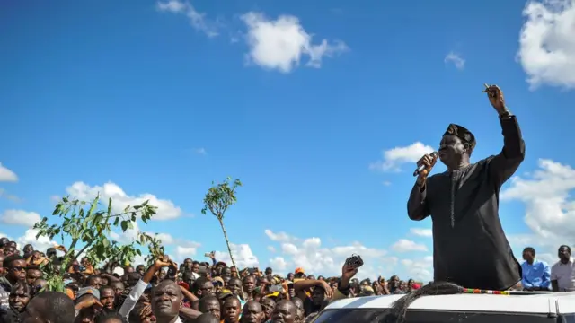 Novemba 28 2017: Raila ahotubia wafuasi wake katika eneo la Umoja ,baada ya kushindwa kufanya mkutano sambamba siku ambayo rais Uhuru Kenyatta alikuwa akiapishwa.