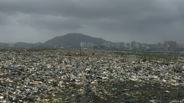 मुंबई के देवनार में कचरे का पहाड़ 18 मंजिला ऊंचा है.