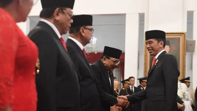 Presiden Joko Widodo (kanan) berjabat tangan dengan Anggota Dewan Pertimbangan Presiden (Wantimpres) Soekarwo (ketiga kiri) disaksikan Anggota Wantimpres Agung Laksono (kedua kiri) dan Sidharto Danusubroto (ketiga kiri) usai pelantikan di Istana Merdeka, Jakarta, Jumat (13/12).