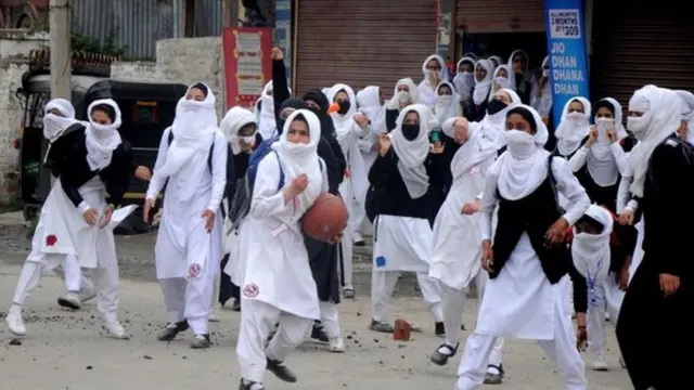 வியாழக்கிழமையன்று ஸ்ரீநகரின் நவக்டல் பகுதியில் ஏற்பட்ட மோதலில் பெண் ஒருவர் காயமடைந்ததாக பிடிஐ செய்திநிறுவனம் கூறுகிறது.