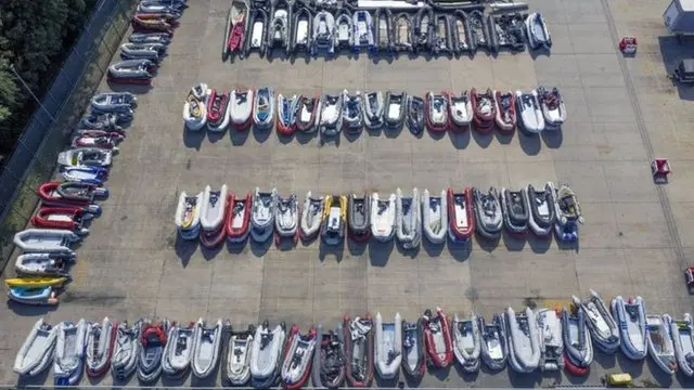Les bateaux utilisés par les migrants sont stockés dans un entrepôt à Douvres, Kent, après avoir été interceptés.
