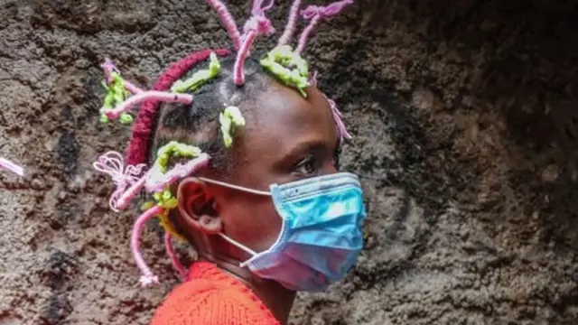 ọmọbinrin Kenya ninu ibomu