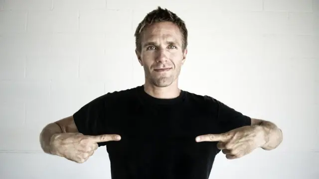 Hombre con camiseta negra.