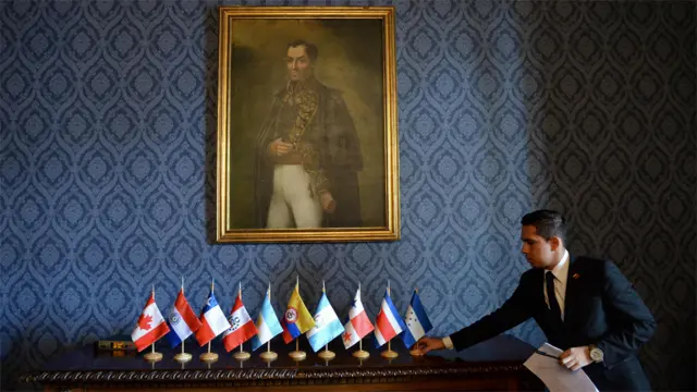 Banderas de los países del Grupo de Lima