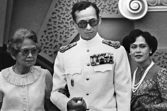 สมเด็จพระศรีนครินทราบรมราชชนนี (ซ้าย)