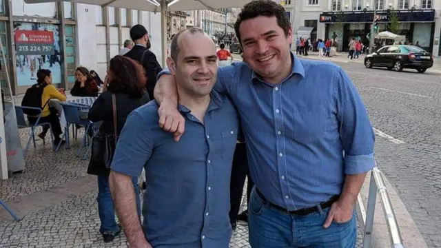 Shaul y Francis abrazados en la calle
