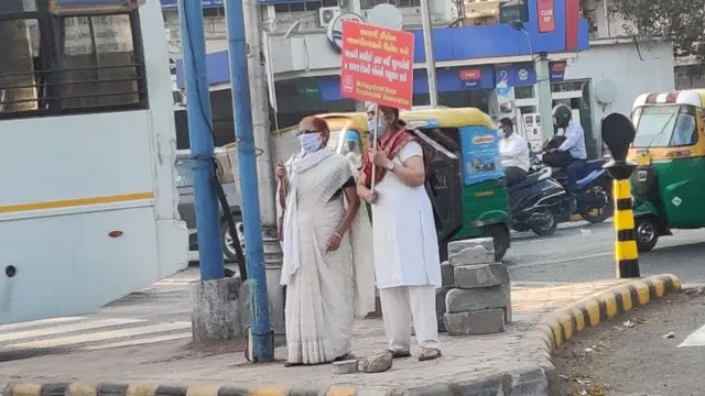 સોમવારે ગુજરાતમાં વિવિધ સ્થળોએ બૅન્ક કર્મચારીઓ આ રીતે લોકોને જાગૃત કરતાં જોવાં મળ્યાં. આ તસવીર અમદાવાદની છે.